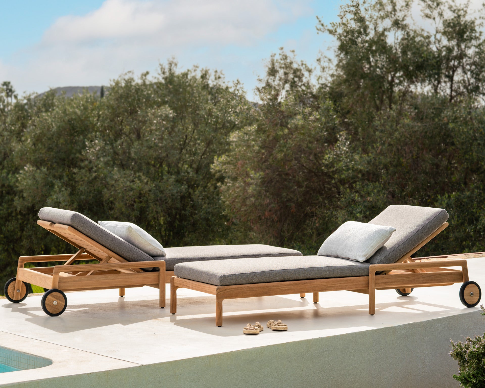 Teak-Jack-outdoor-lounger-cushion-lounger-mocha-cushion-white-Boucle-light-Goode-Studio