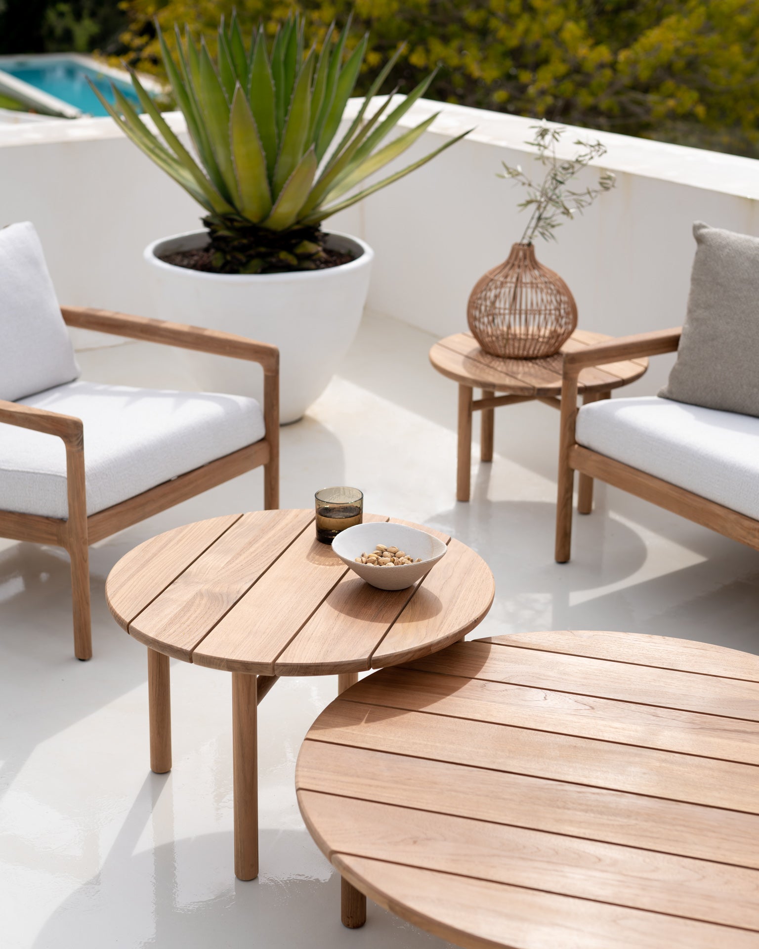 Teak-Quatro-outdoor-coffee-side-table-Jack-outdoor-lounge-chair-offwhite-Goode-Studio