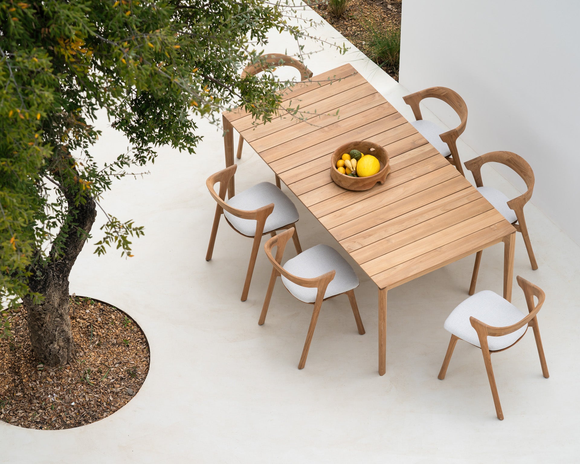 Teak-Bok-outdoor-dining-table-Teak-Bok-outdoor-dining-chair-cushion-offwhite-Goode-Studio