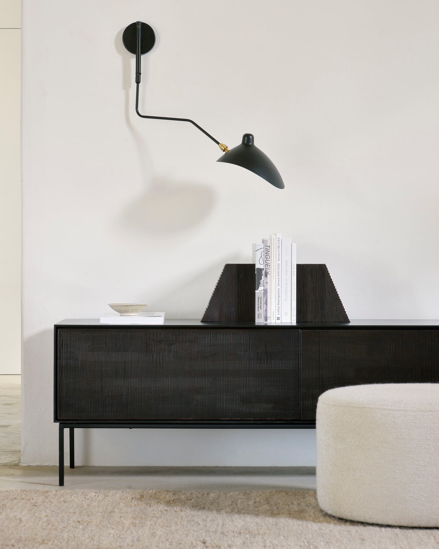 Grooves-TV-cupboard-Barrow-pouf-offwhite-Grooves-bookends-darkbrown-Goode-Studio