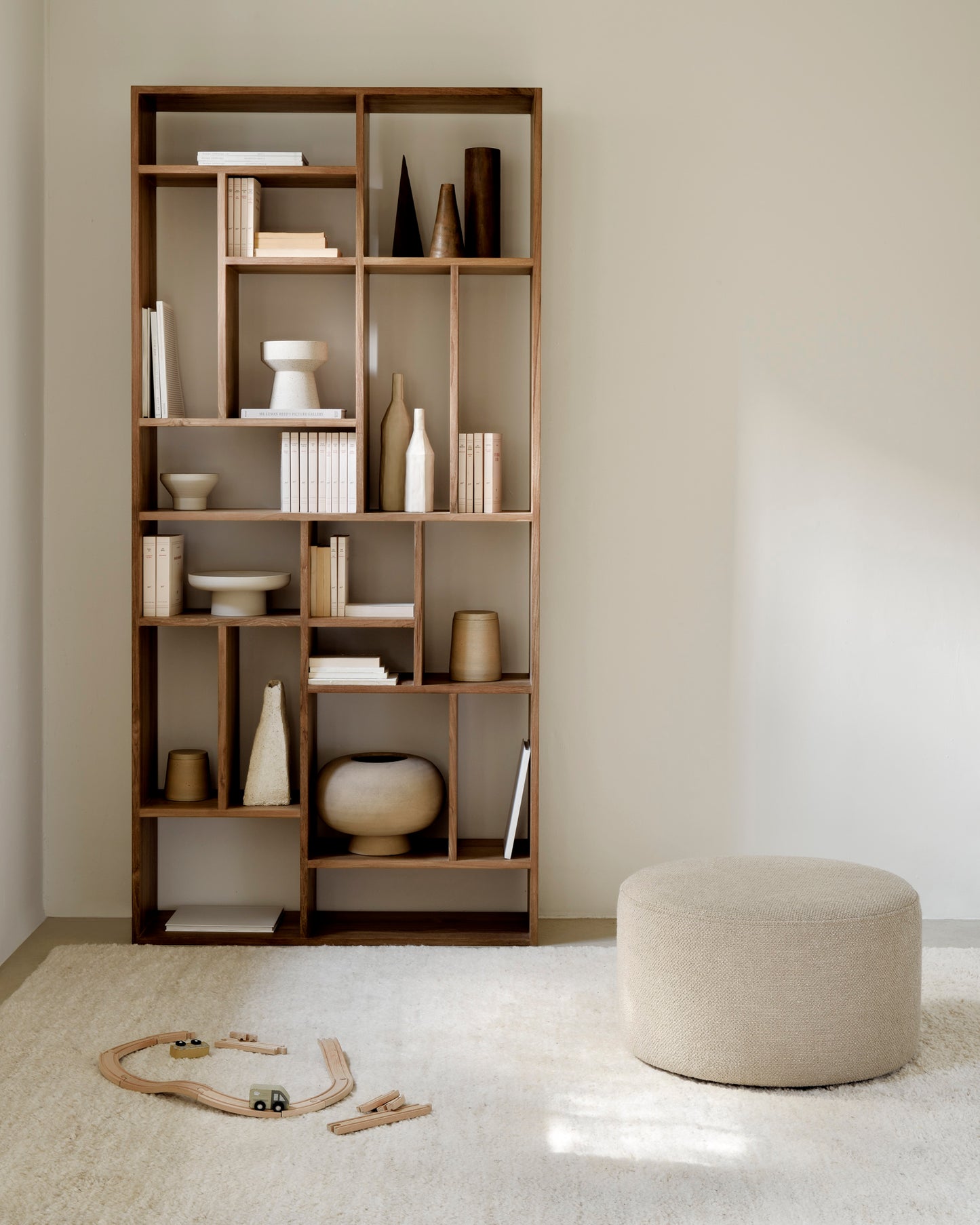 Teak-M-rack-Sand-Dunes-rug-Barrow-pouf-off-white-Goode-Studio