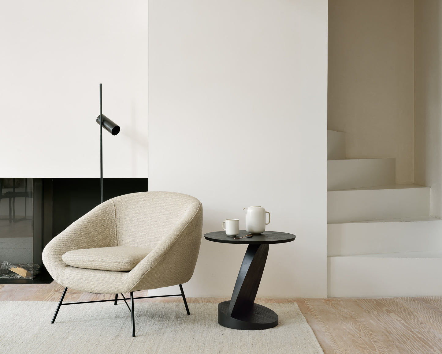 Barrow-lounge-chair-offwhite-Teak-Oblic-black-side-table-Sand-Nomad-kilim-rug-Goode-Studio