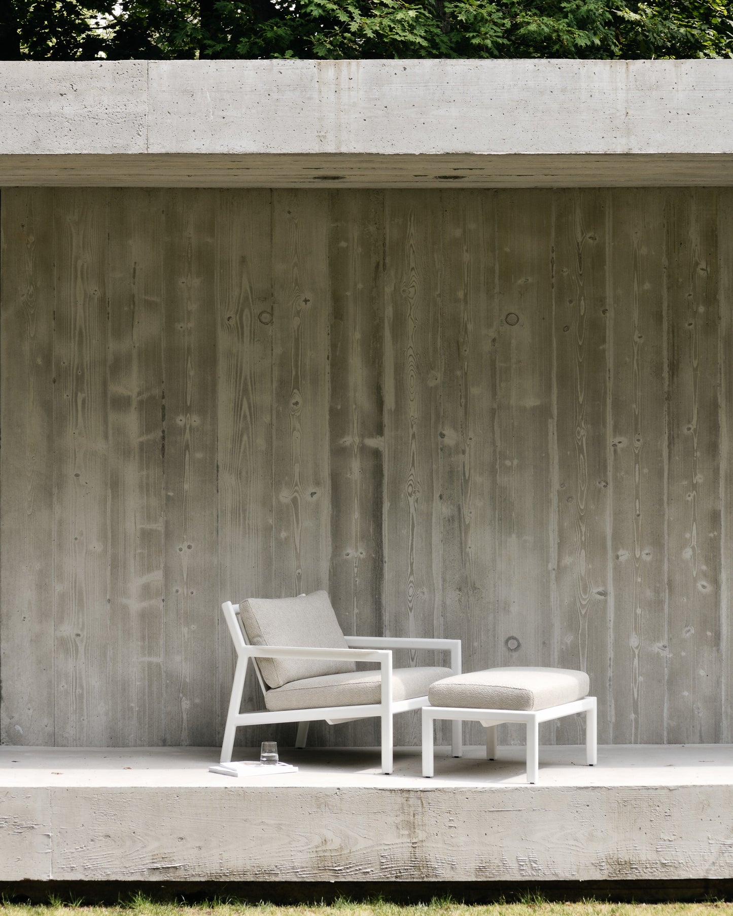 Jack-outdoor-lounge-chair-aluminium-off-white-fabric-Jack-outdoor-footstool-aluminium-off-white-fabric-Goode-Studio