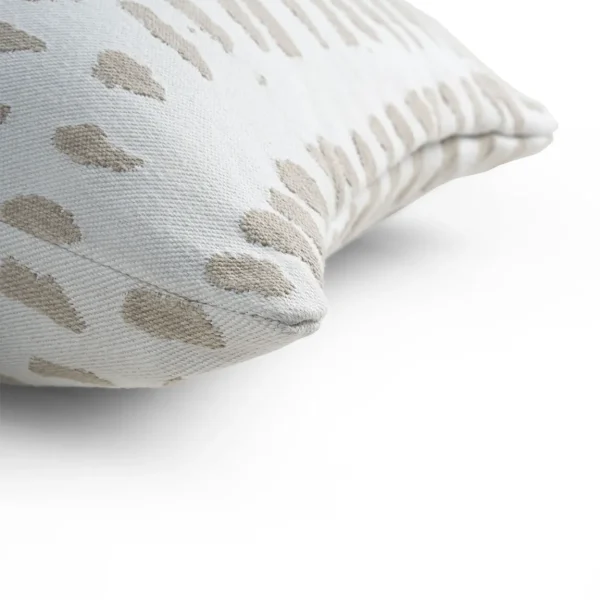 21101_white_dots_outdoor_cushion_det00_cut_web