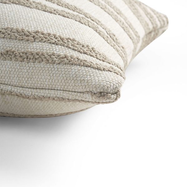 21102_white_stripes_outdoor_cushion_det01_cut_web(1)