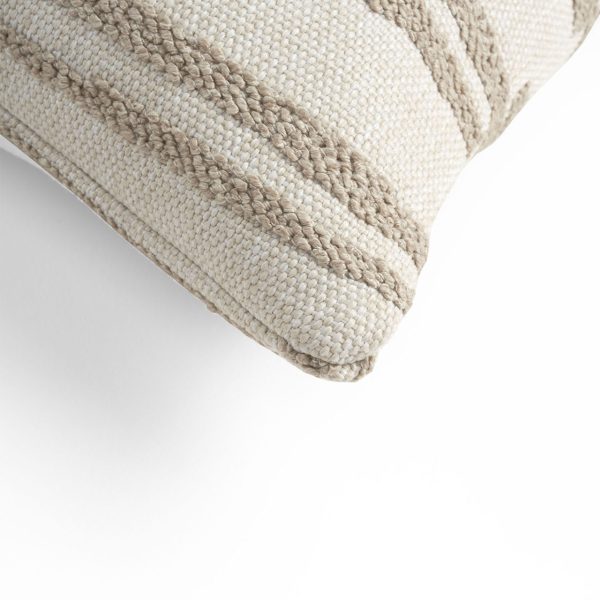 21102_white_stripes_outdoor_cushion_det02_cut_web(1)