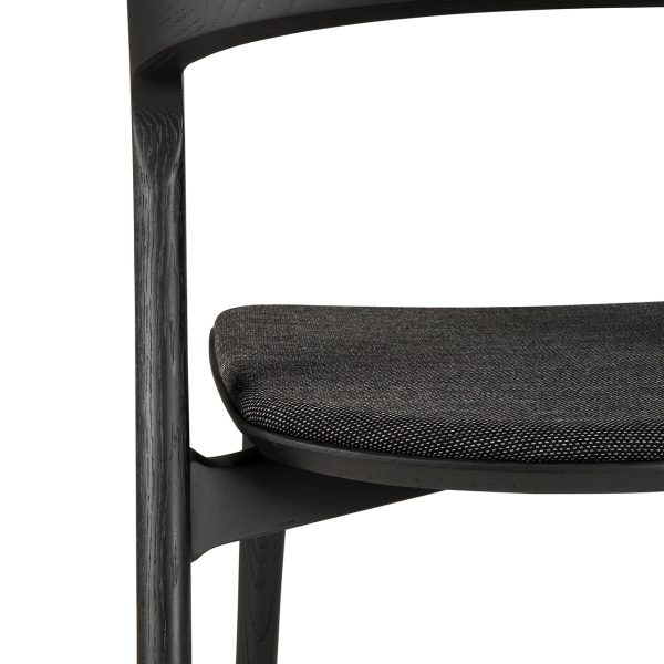 51485 Bok dining chair - varnished oak - black - Soft Black fabric_det03_cut_web